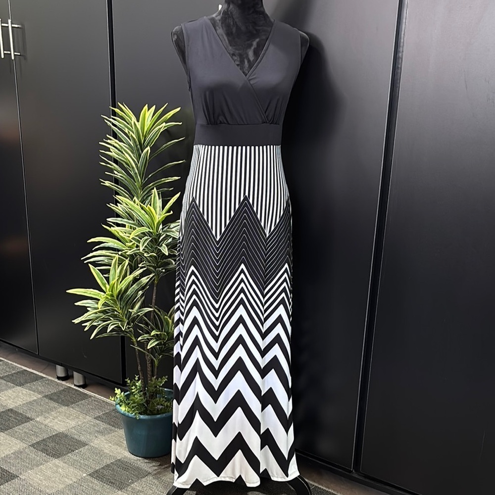 Style & Co. V-neck,sleeveless,pullover,stripe & chevron pattern,soft stretch